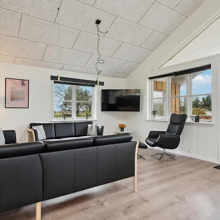 4 Bedroom Cozy In Σπίτι διακοπών Skjern