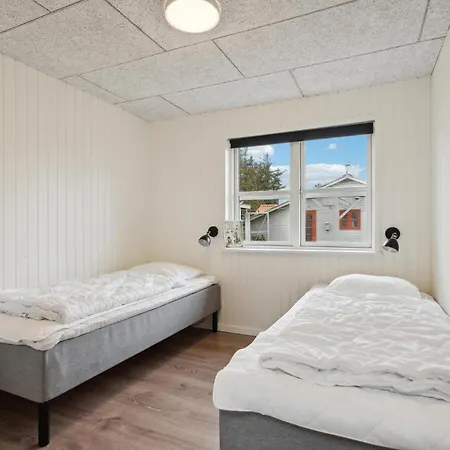 4 Bedroom Cozy In Σπίτι διακοπών Skjern