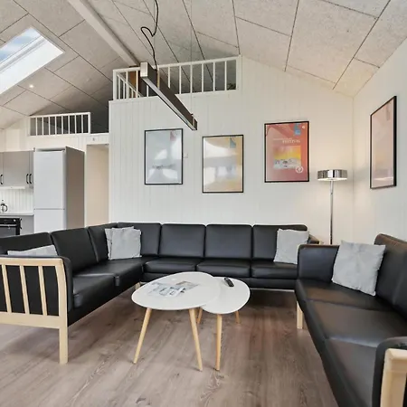 4 Bedroom Cozy In Σπίτι διακοπών Skjern
