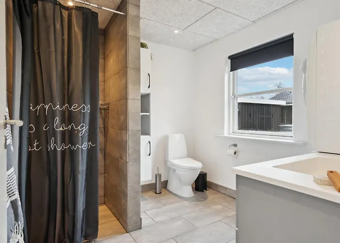 4 Bedroom Cozy In Skjern