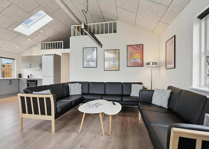 4 Bedroom Cozy In 펜션 Skjern