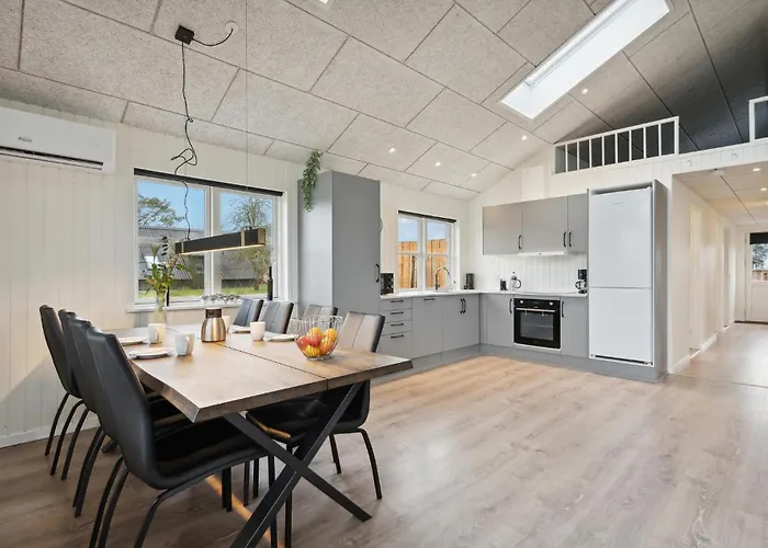 펜션 4 Bedroom Cozy In